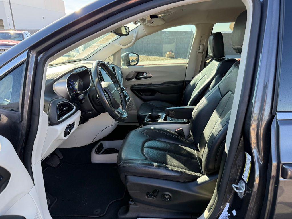 used 2022 Chrysler Pacifica Hybrid car, priced at $25,667