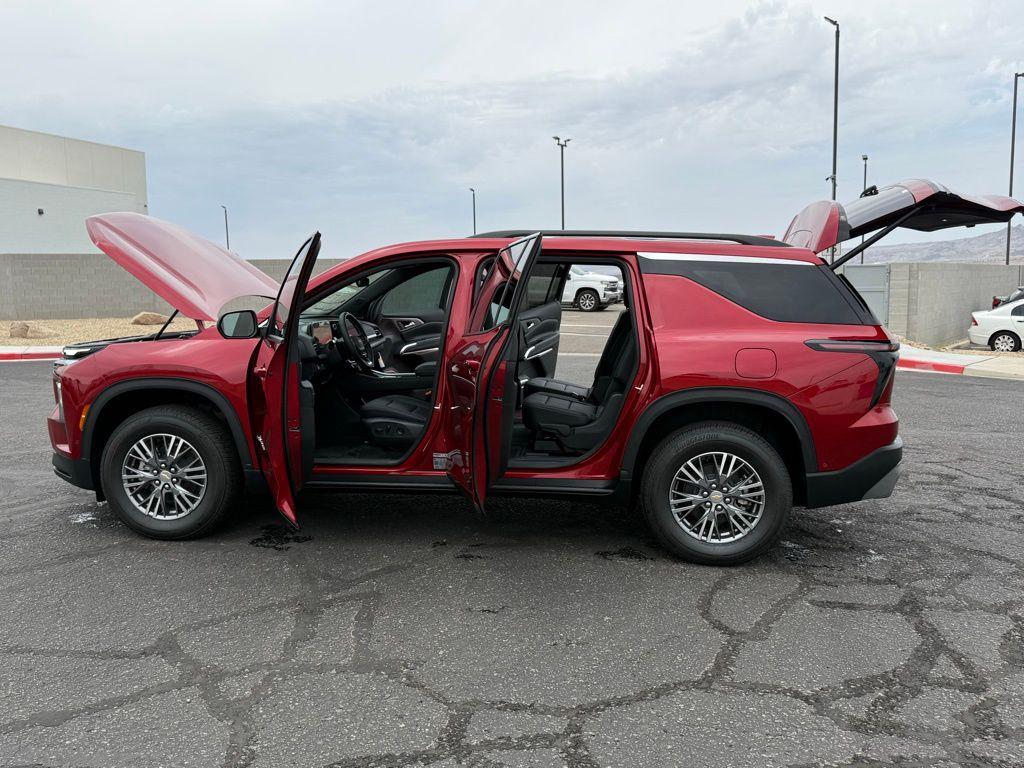 new 2025 Chevrolet Traverse car, priced at $43,910