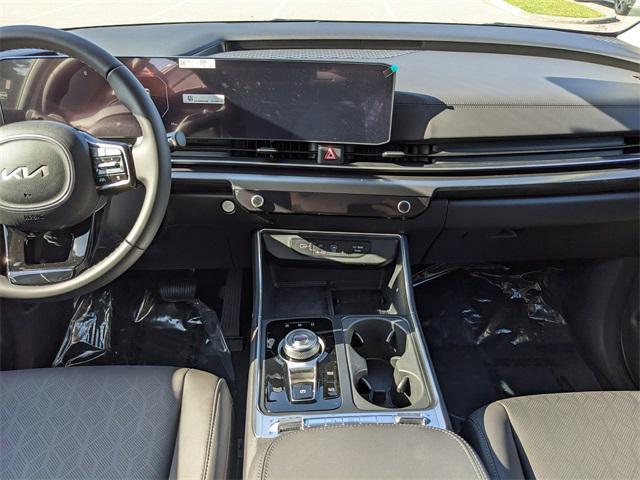 new 2025 Kia Carnival Hybrid car, priced at $52,600