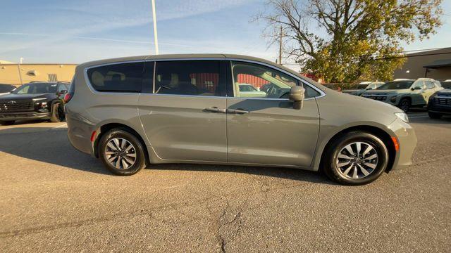 used 2022 Chrysler Pacifica Hybrid car, priced at $29,990