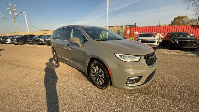 used 2022 Chrysler Pacifica Hybrid car, priced at $29,990