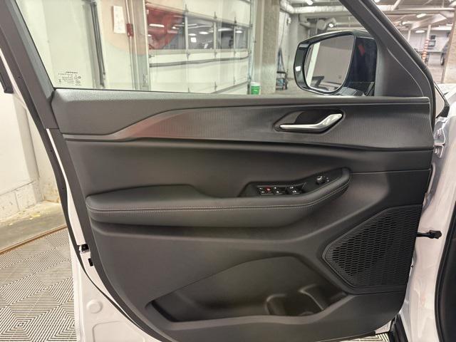 new 2025 Jeep Grand Cherokee car, priced at $40,981