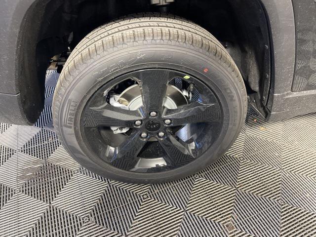 new 2025 Jeep Grand Cherokee car, priced at $45,993