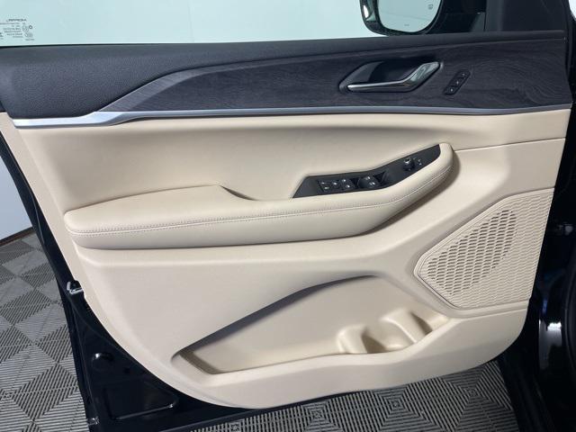 new 2025 Jeep Grand Cherokee car, priced at $43,372