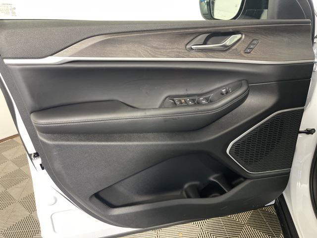 new 2025 Jeep Grand Cherokee car, priced at $49,190