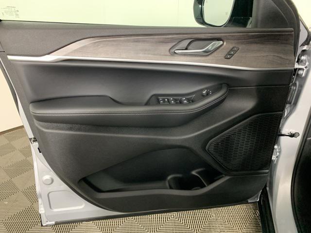 new 2025 Jeep Grand Cherokee car, priced at $43,995