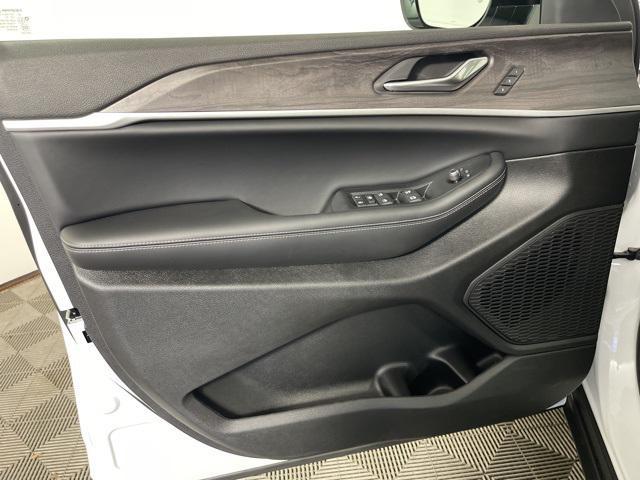 new 2025 Jeep Grand Cherokee car, priced at $40,720