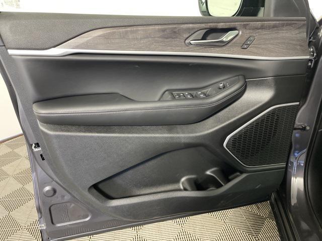 new 2025 Jeep Grand Cherokee car, priced at $52,000