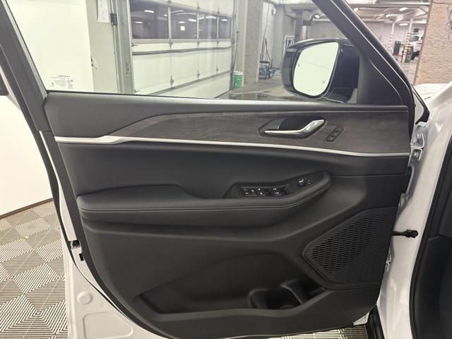 new 2025 Jeep Grand Cherokee car, priced at $47,074