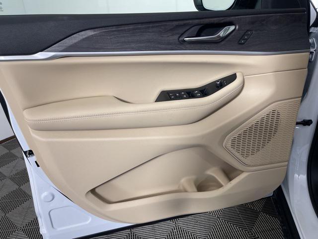 new 2025 Jeep Grand Cherokee car, priced at $54,092