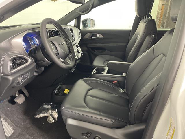 new 2025 Chrysler Pacifica Hybrid car, priced at $47,194