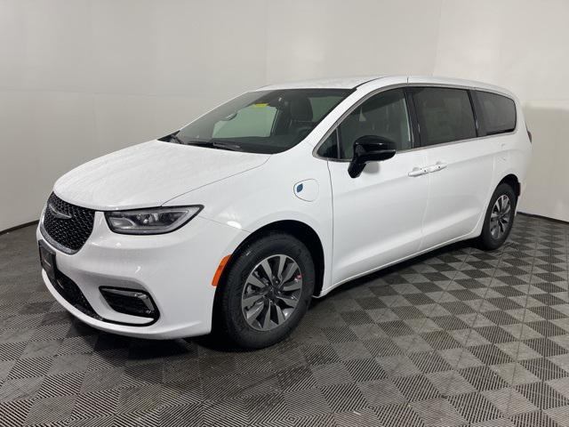 new 2025 Chrysler Pacifica Hybrid car, priced at $47,194