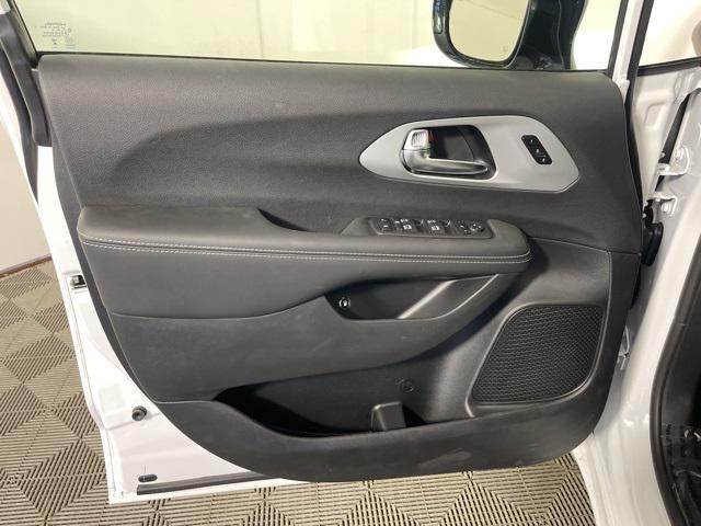 new 2025 Chrysler Pacifica Hybrid car, priced at $53,473