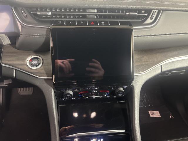 new 2025 Jeep Grand Cherokee car, priced at $49,050