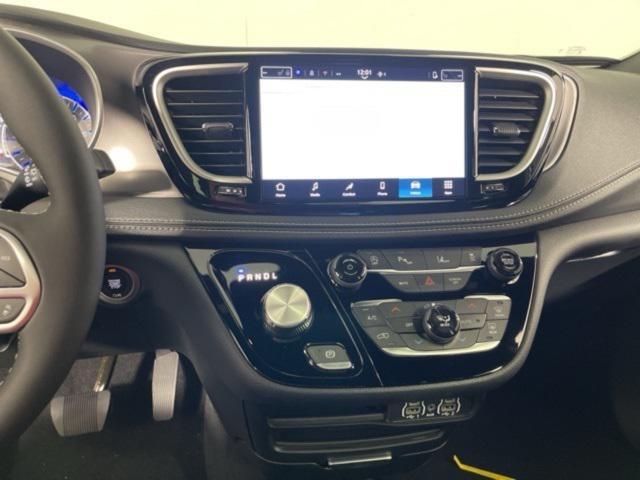 new 2025 Chrysler Pacifica car, priced at $40,995