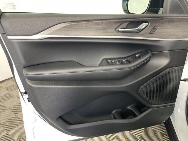 new 2025 Jeep Grand Cherokee car, priced at $44,504