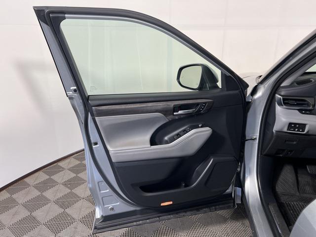 used 2021 Toyota Highlander car, priced at $36,580