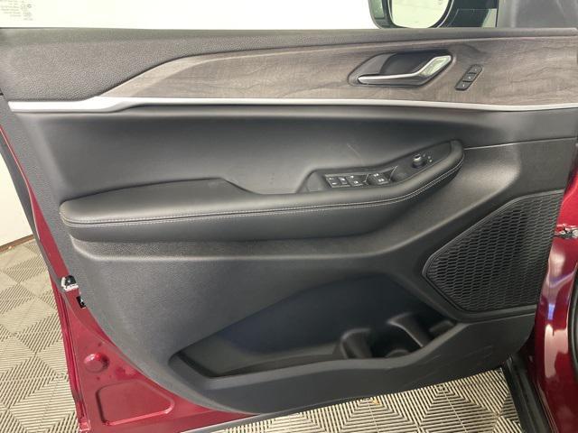 new 2025 Jeep Grand Cherokee car, priced at $43,622