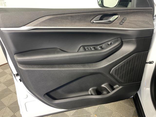 new 2025 Jeep Grand Cherokee car, priced at $43,104