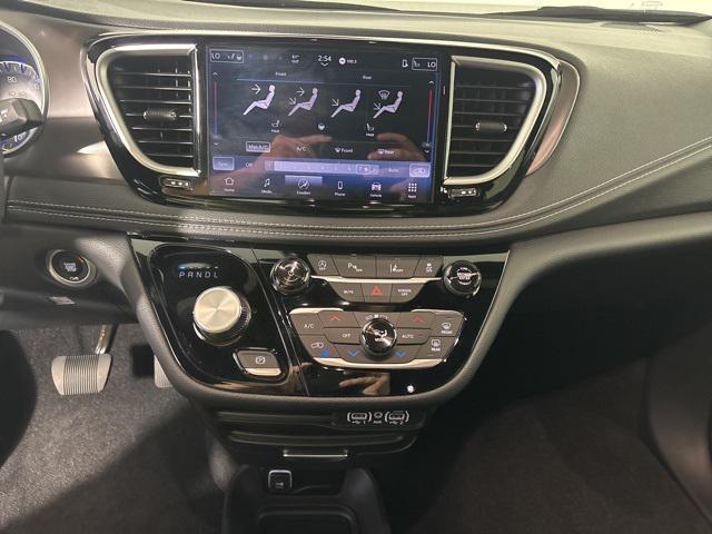 new 2025 Chrysler Pacifica car, priced at $37,780