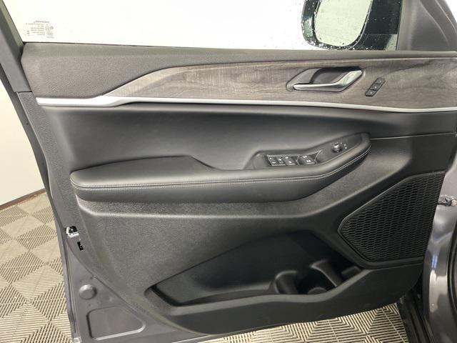 new 2025 Jeep Grand Cherokee car, priced at $48,995