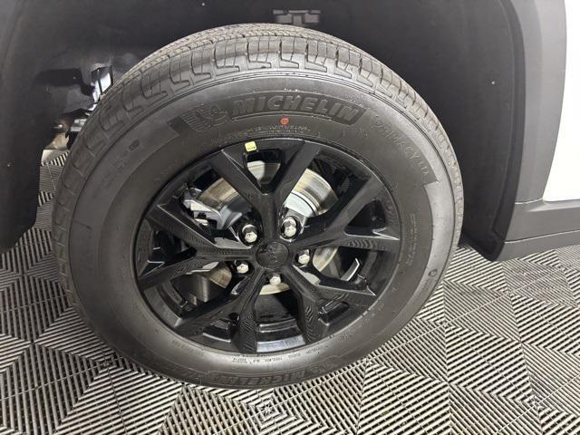 new 2025 Jeep Grand Cherokee car, priced at $40,546