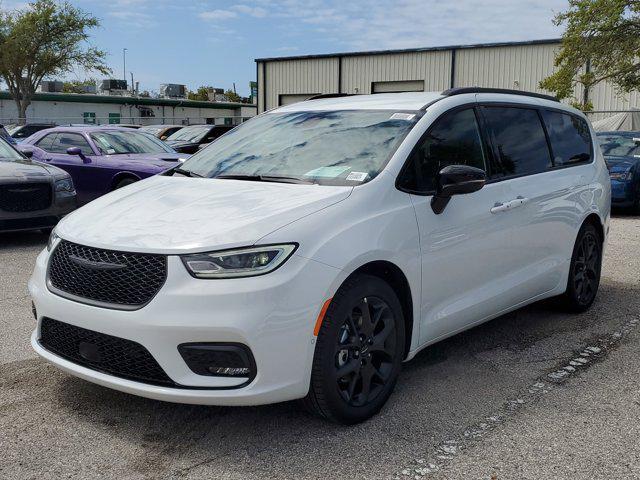 new 2024 Chrysler Pacifica car, priced at $42,278