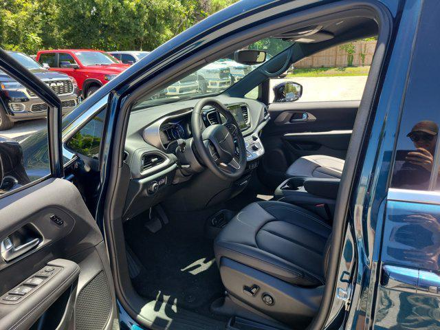 new 2025 Chrysler Pacifica car, priced at $39,102