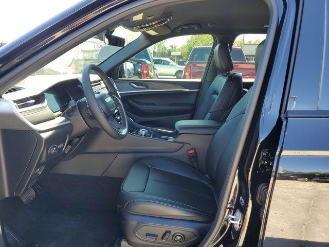 new 2025 Jeep Grand Cherokee car, priced at $40,690