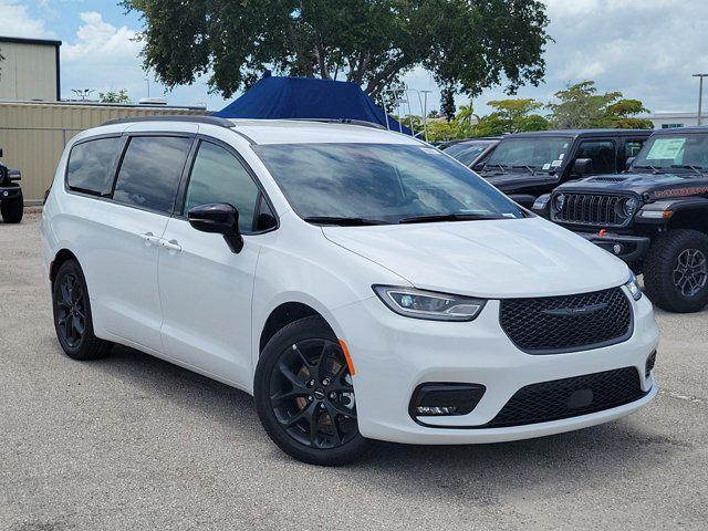 new 2024 Chrysler Pacifica car, priced at $39,987