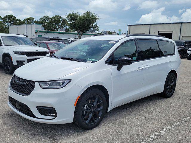 new 2024 Chrysler Pacifica car, priced at $39,987