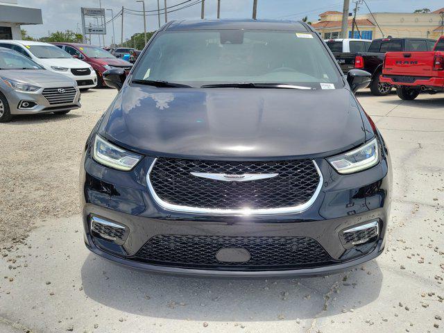 new 2025 Chrysler Pacifica car, priced at $43,016