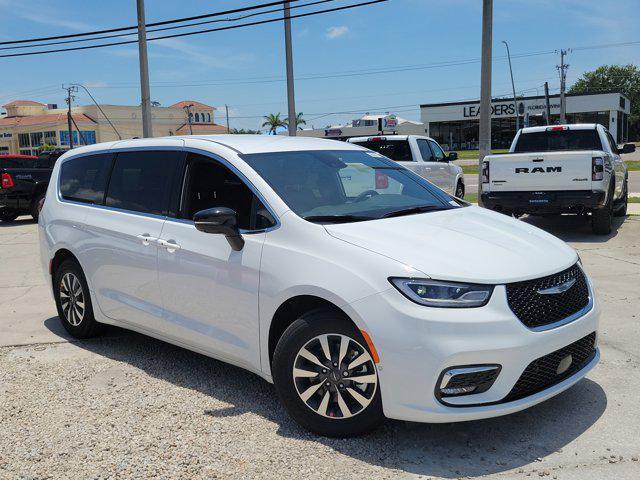 new 2025 Chrysler Pacifica Hybrid car, priced at $42,734
