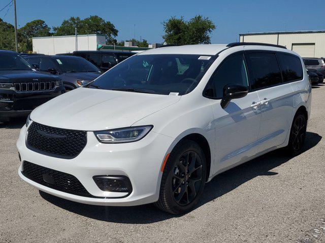 new 2024 Chrysler Pacifica car, priced at $39,984