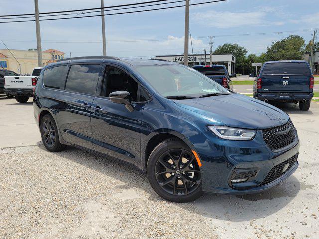 new 2025 Chrysler Pacifica car, priced at $47,357