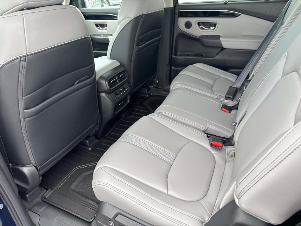 new 2025 Honda Pilot car, priced at $48,950
