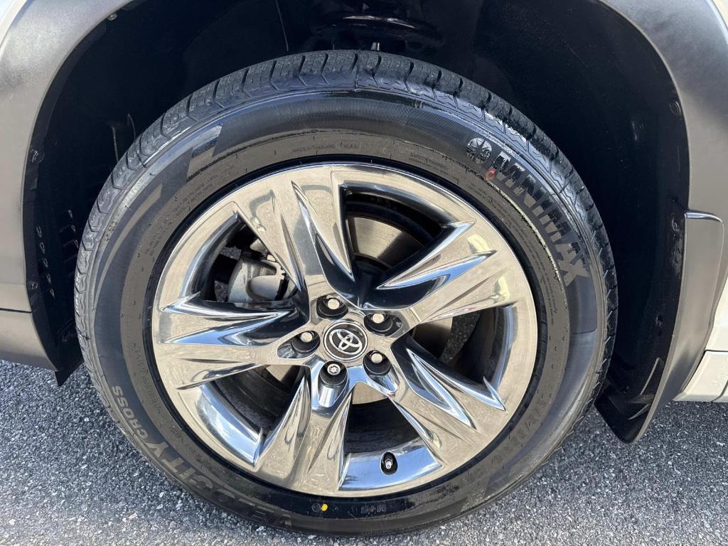 used 2018 Toyota Highlander car, priced at $26,995