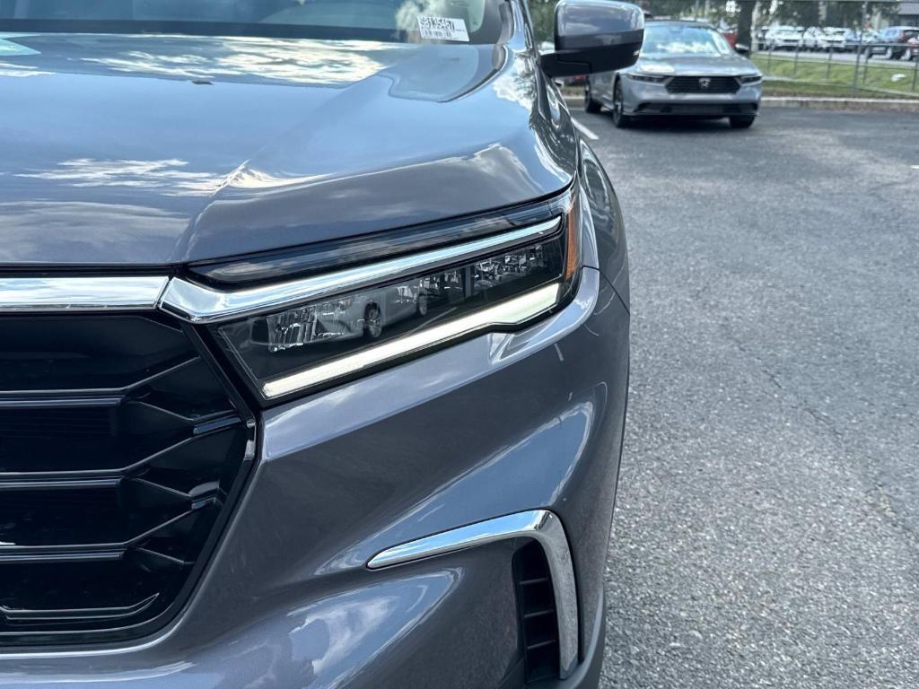 new 2025 Honda Pilot car, priced at $51,050