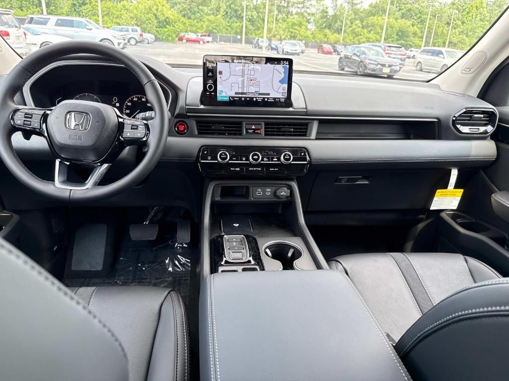 new 2025 Honda Pilot car, priced at $51,050