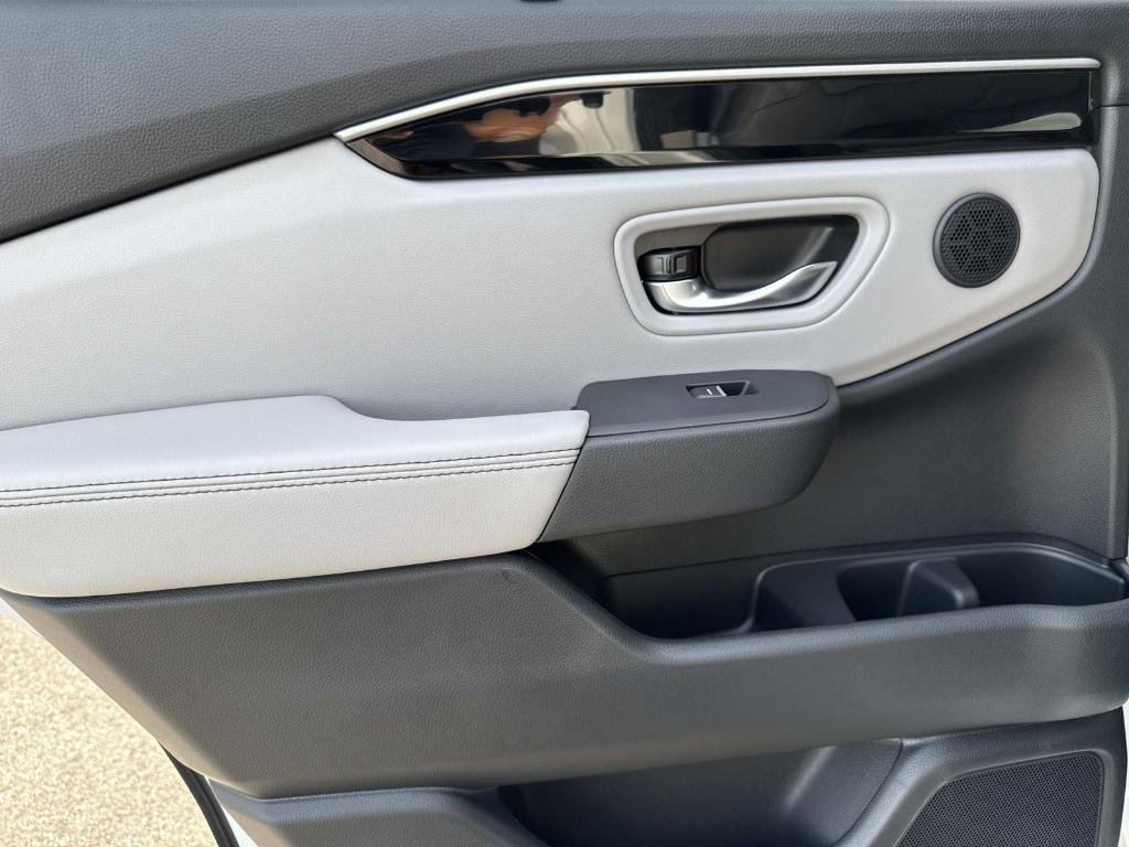 new 2025 Honda Pilot car, priced at $49,450