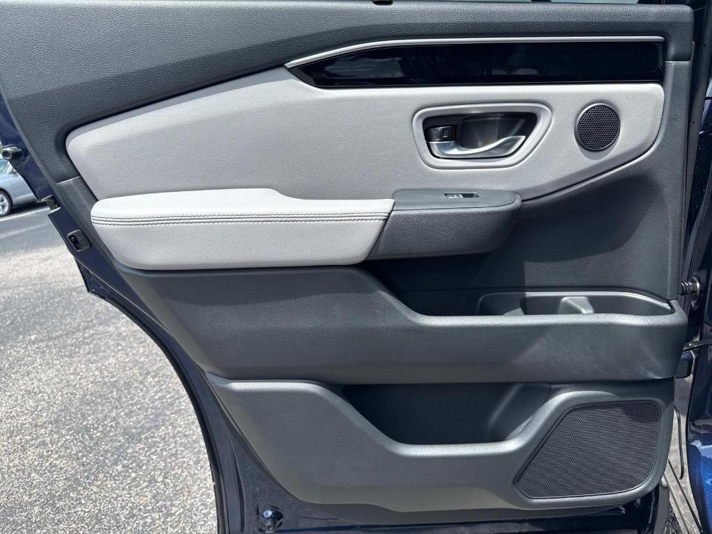 new 2025 Honda Pilot car, priced at $48,950