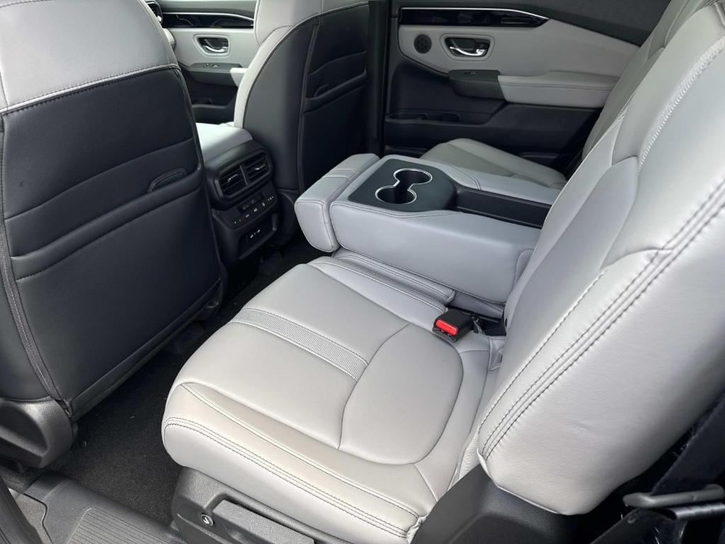 new 2025 Honda Pilot car, priced at $48,950