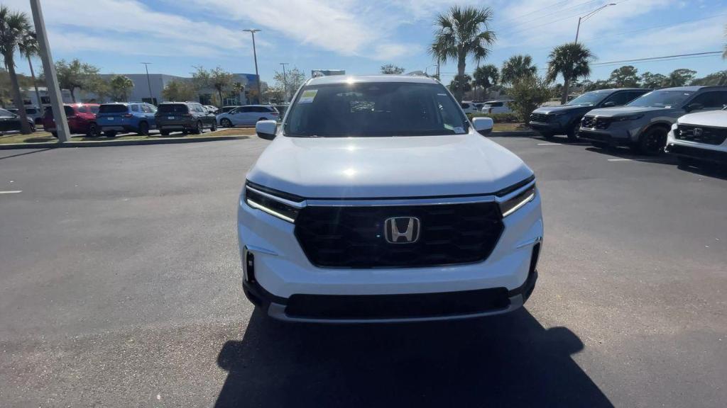 new 2025 Honda Pilot car, priced at $51,450