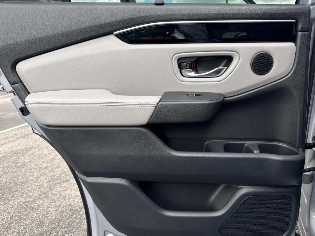 new 2025 Honda Pilot car, priced at $50,850
