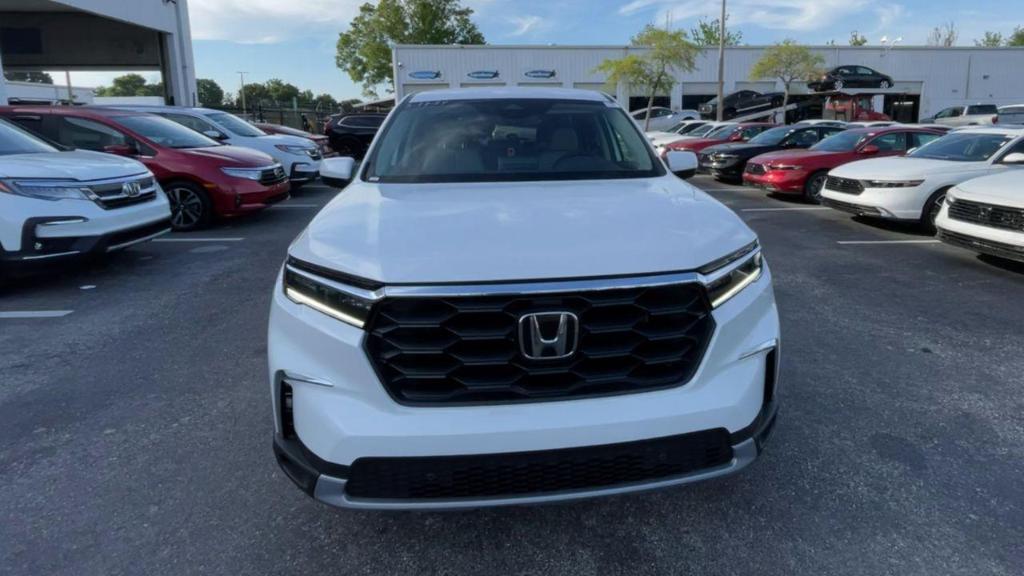 new 2025 Honda Pilot car, priced at $45,350