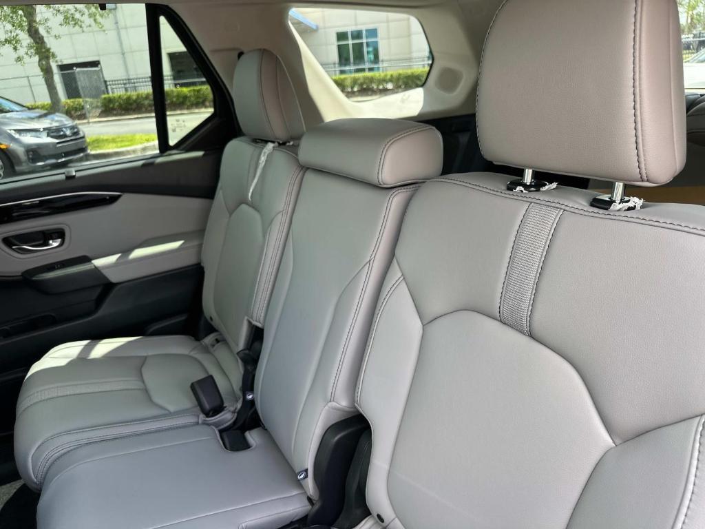 new 2025 Honda Pilot car, priced at $51,320