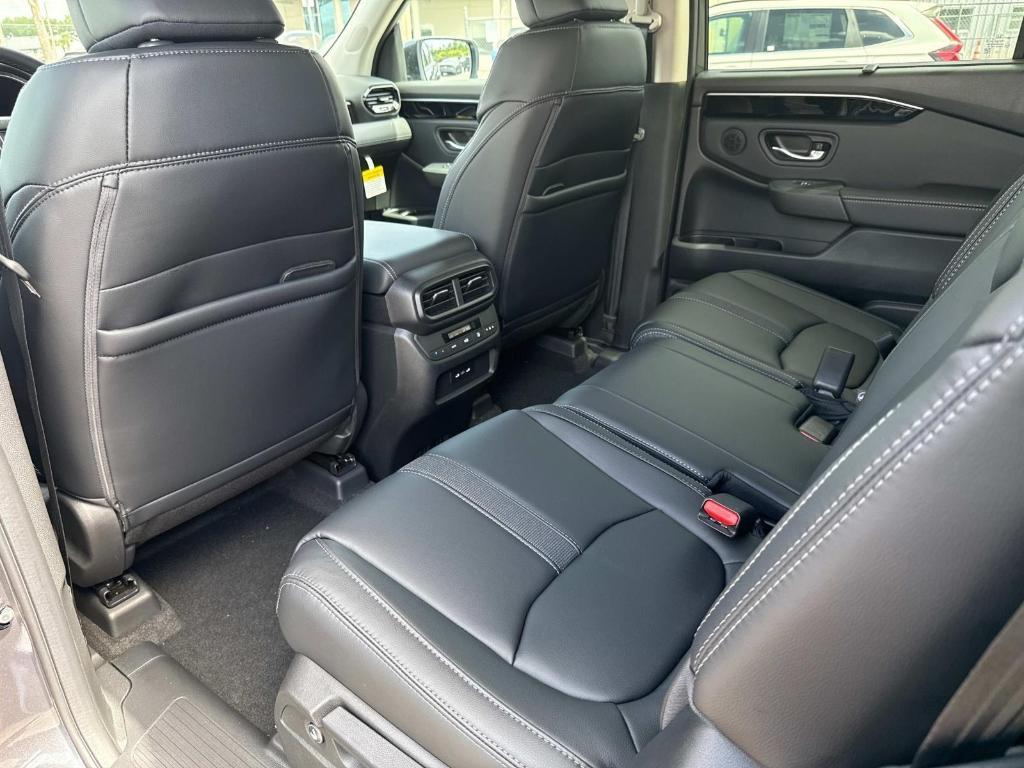 new 2025 Honda Pilot car, priced at $45,680