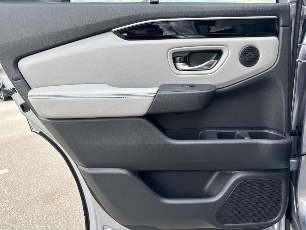 new 2025 Honda Pilot car, priced at $52,950