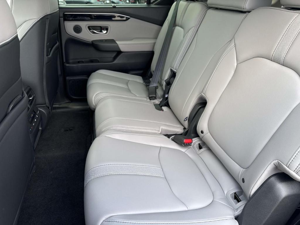 new 2025 Honda Pilot car, priced at $52,950