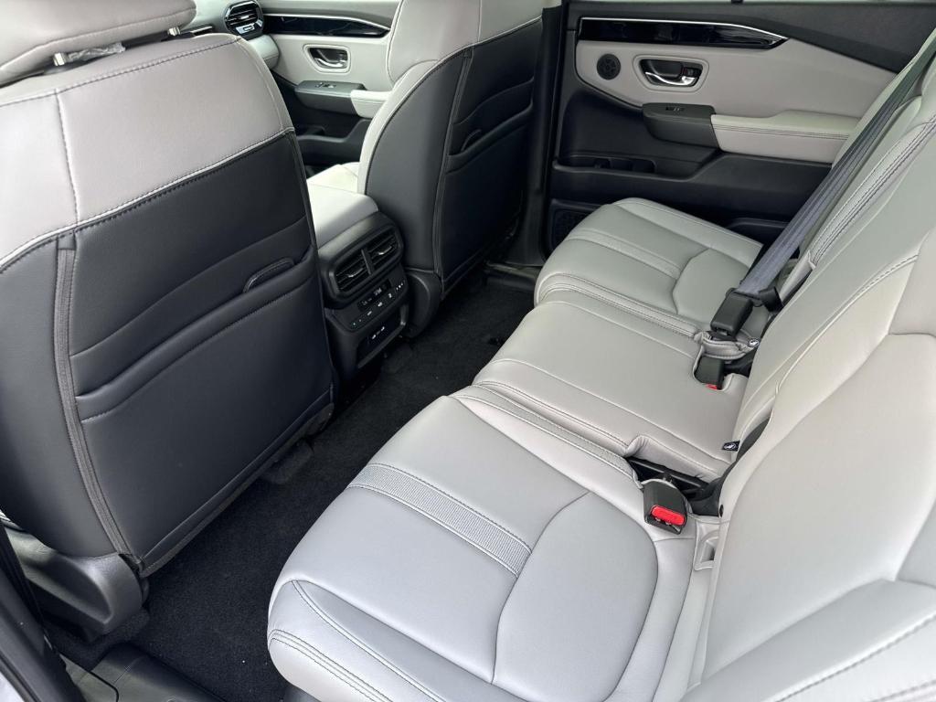 new 2025 Honda Pilot car, priced at $52,950